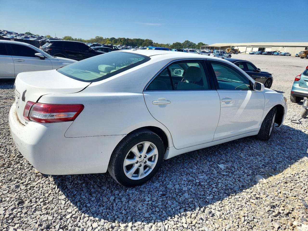 2010 Toyota Camry Le - Фото 3