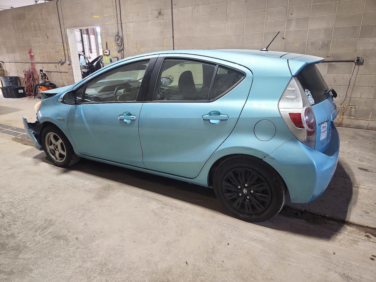 2013 Toyota Prius C Two - Фото 2