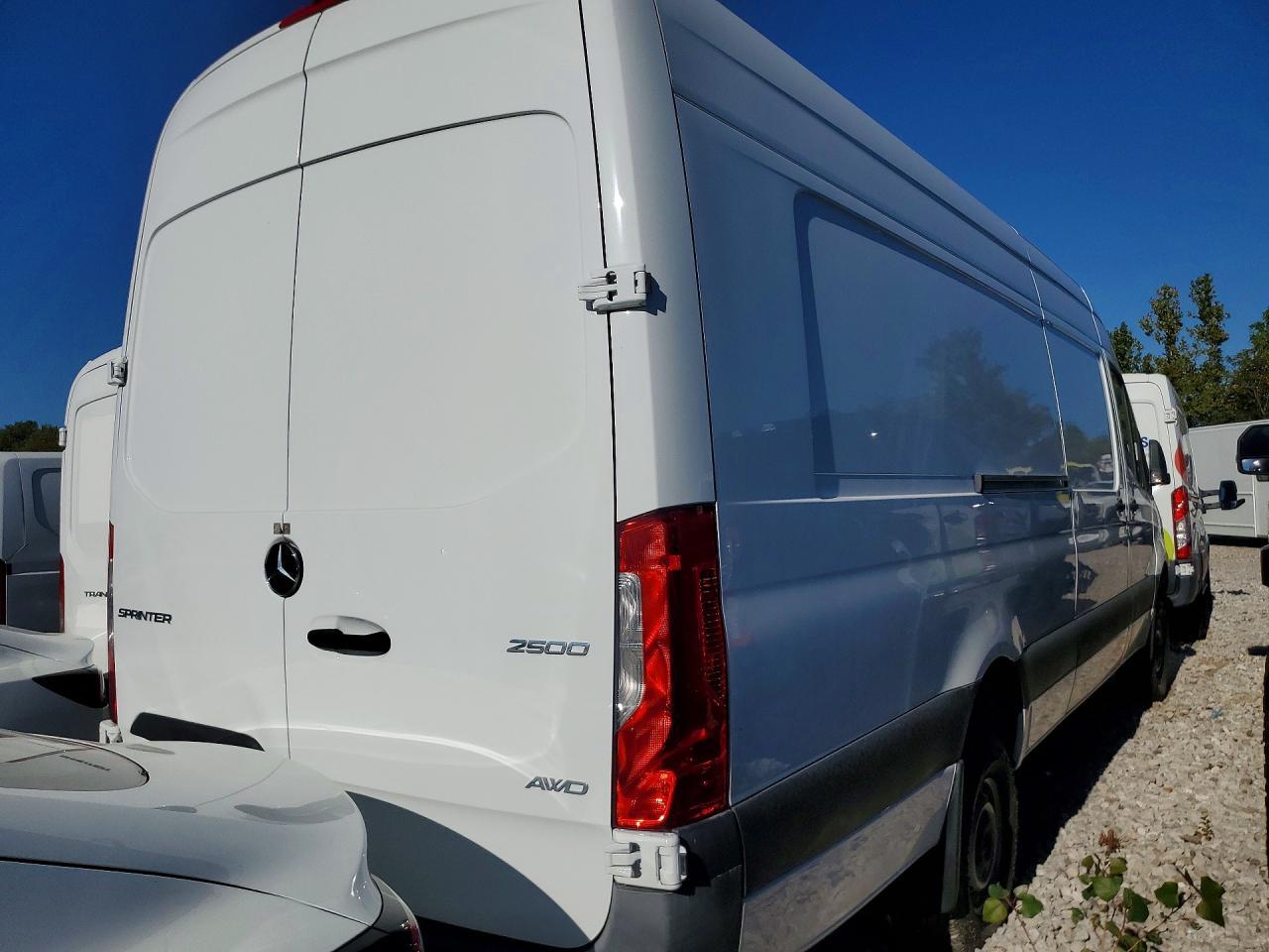 2023 Mercedes-Benz Sprinter 2500 Delivery Van - Фото 3