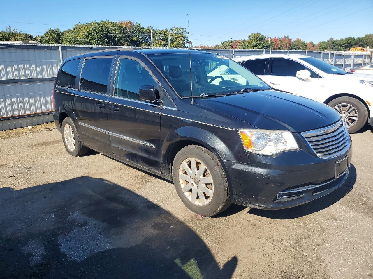2015 Chrysler Town & Country Touring - Фото 4