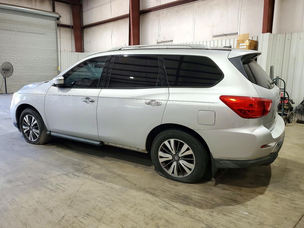 2017 Nissan Pathfinder S - Фото 2