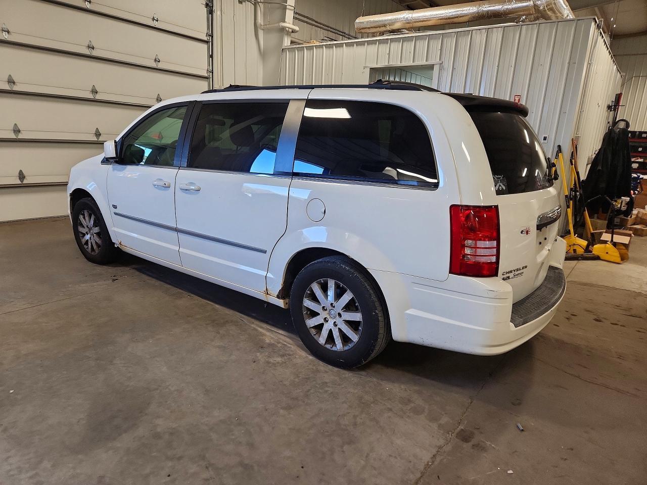 2009 Chrysler Town & Country Touring - Image 2