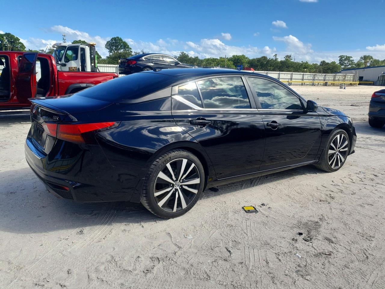 2022 Nissan Altima Sr - Image 3