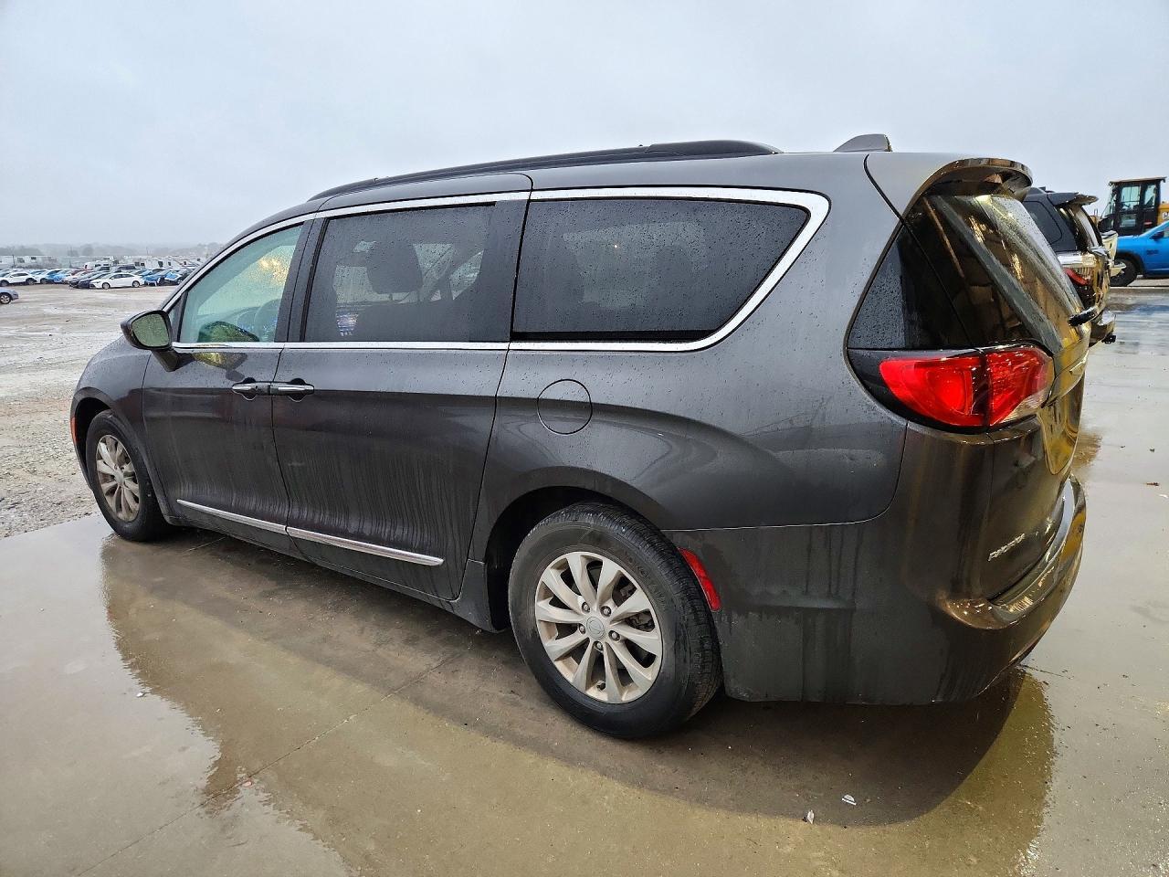 2017 Chrysler Pacifica Touring L - Фото 2