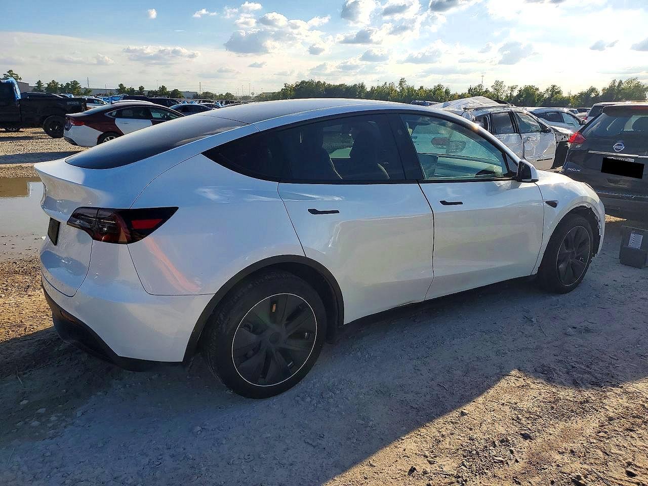 2025 Tesla Model Y - Image 3