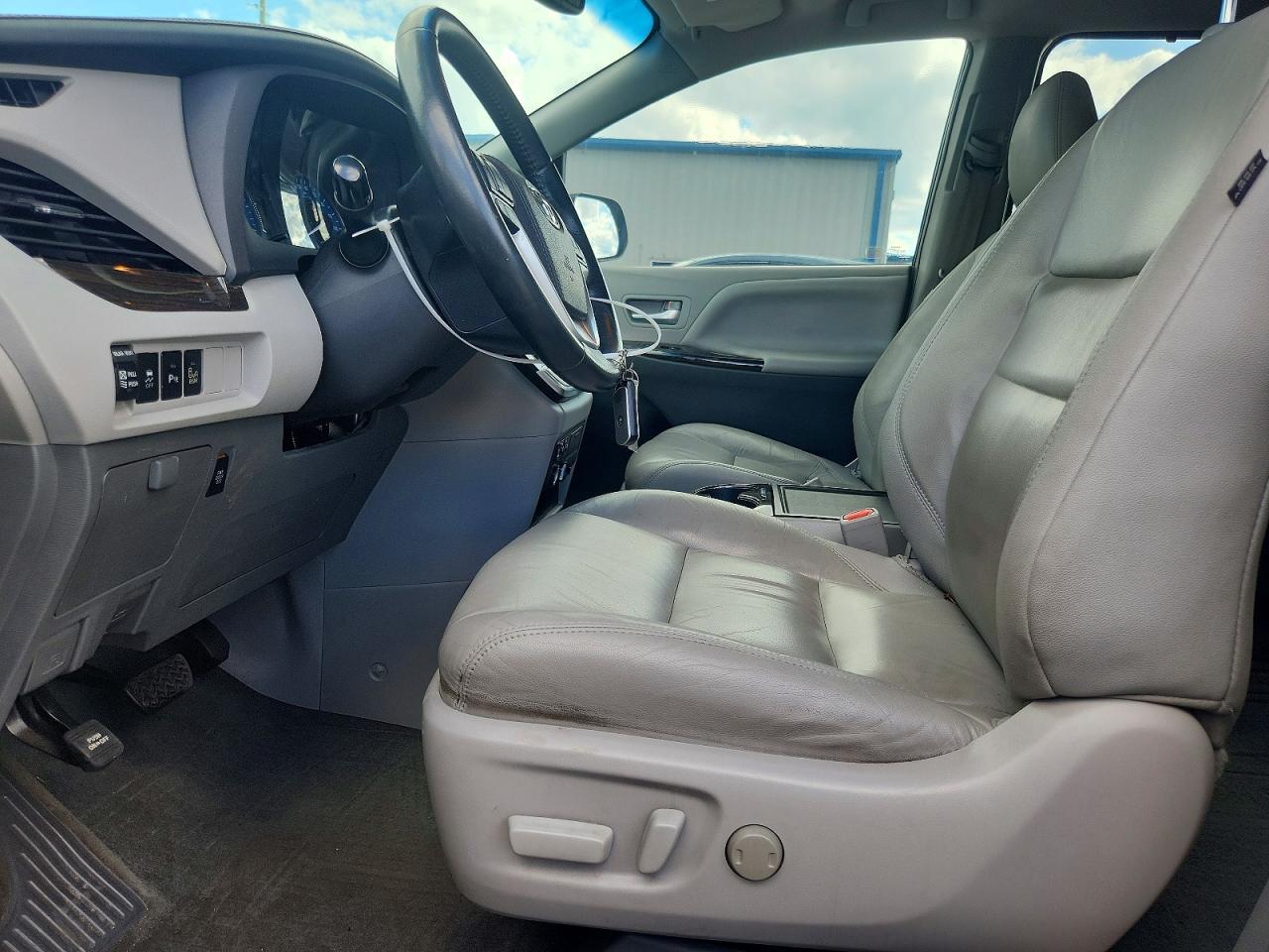 2017 Toyota Sienna Xle 8-Passenger - Image 7