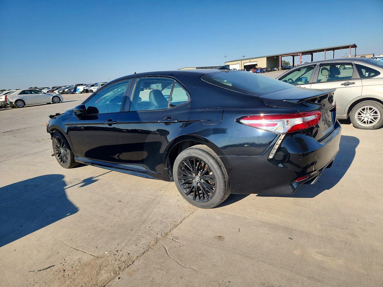 2020 Toyota Camry Se Nightshade - Фото 2