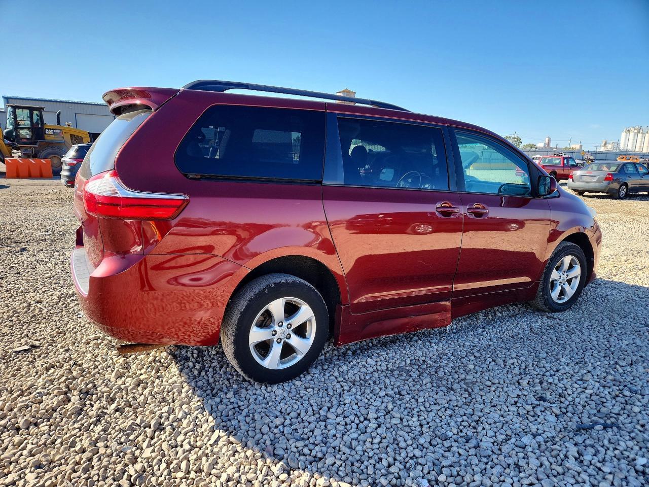 2017 Toyota Sienna Le - Фото 3