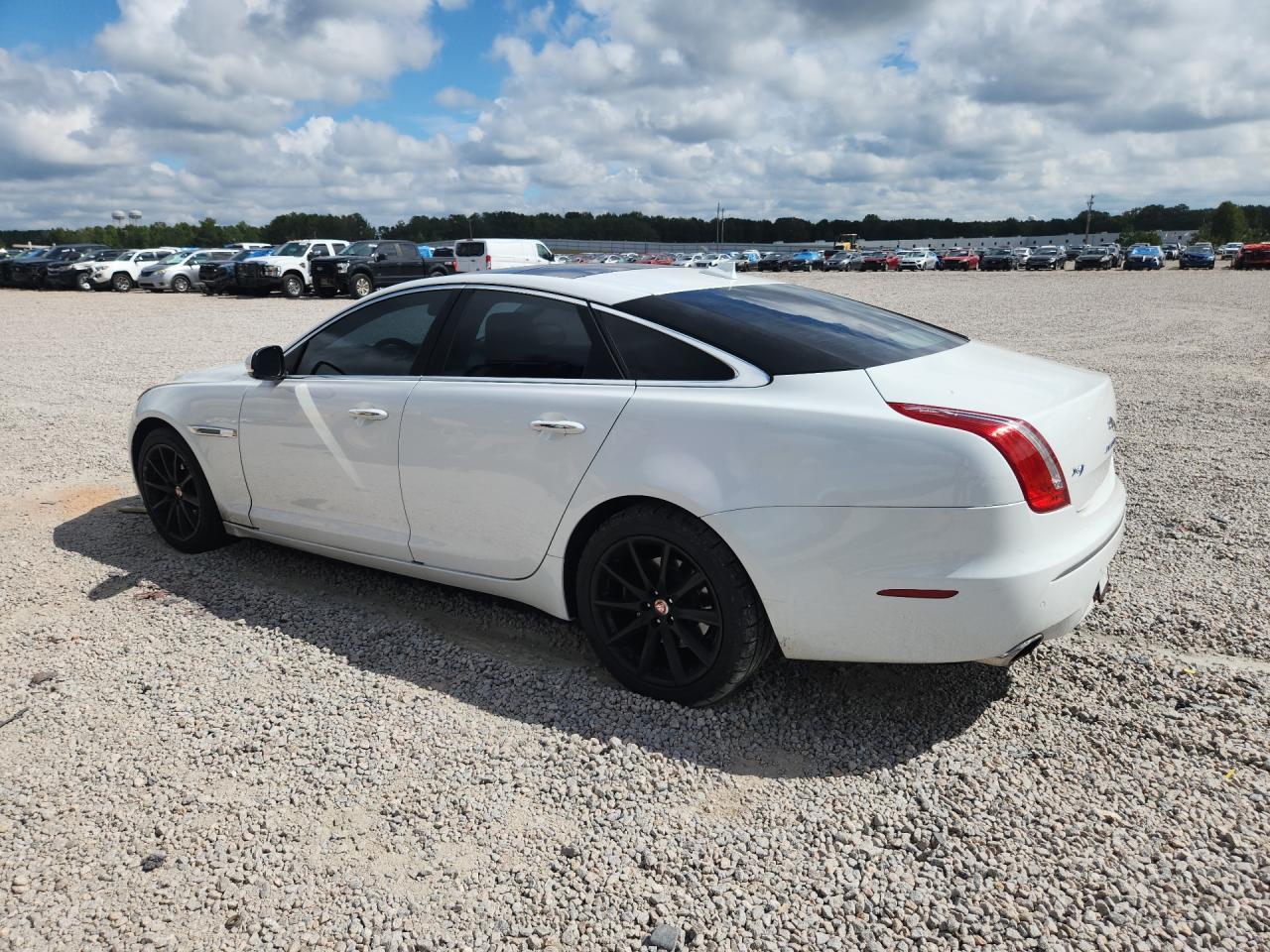 2014 Jaguar Xj - Image 2