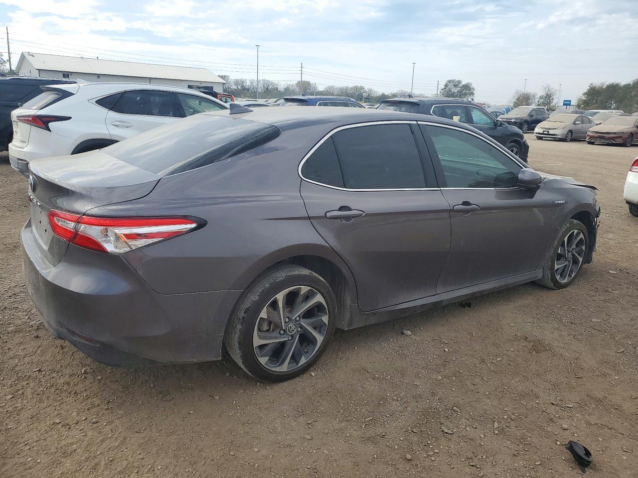 2020 Toyota Camry Le - Фото 3