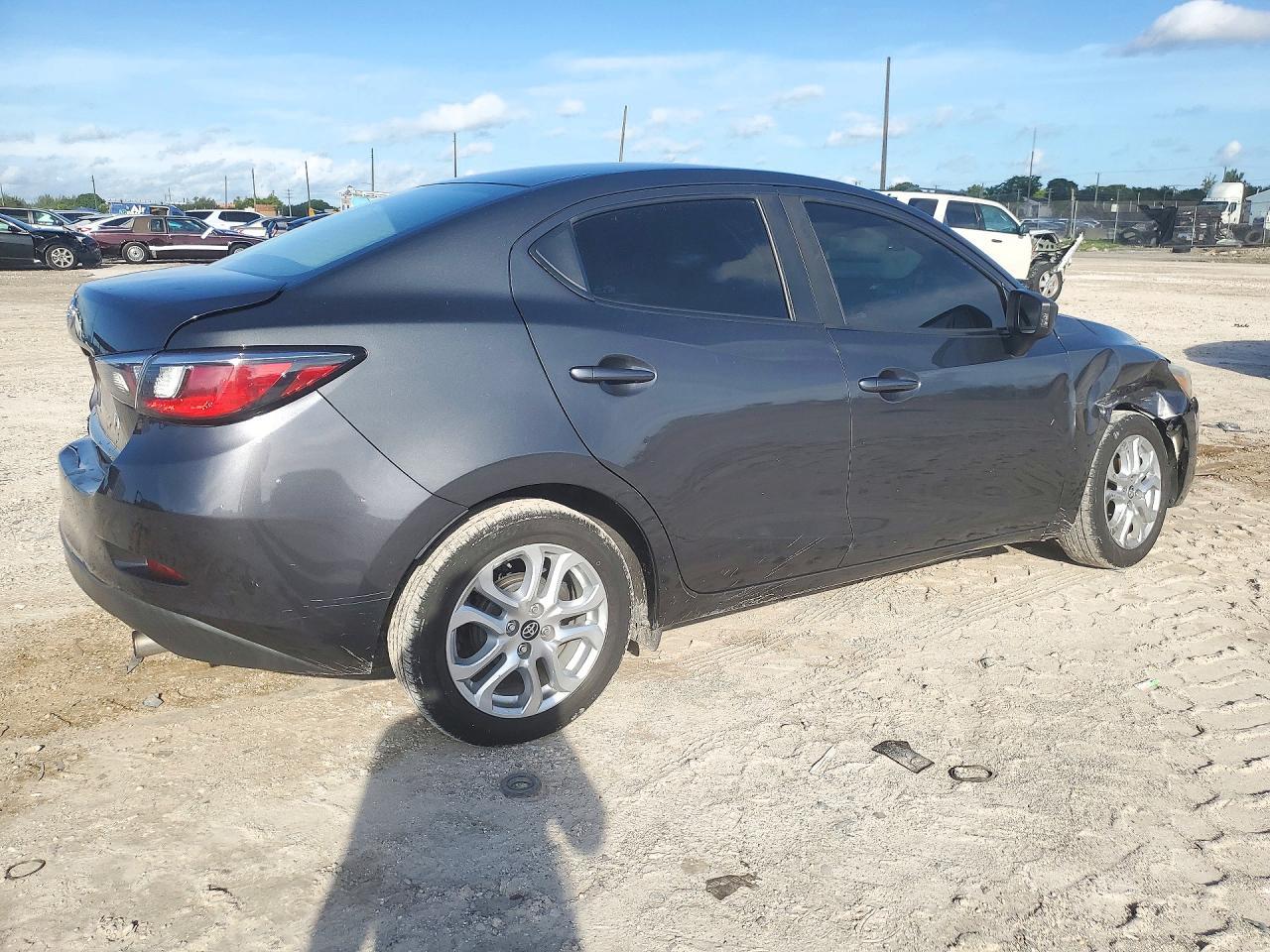 2017 Toyota Yaris Ia Base - Фото 3