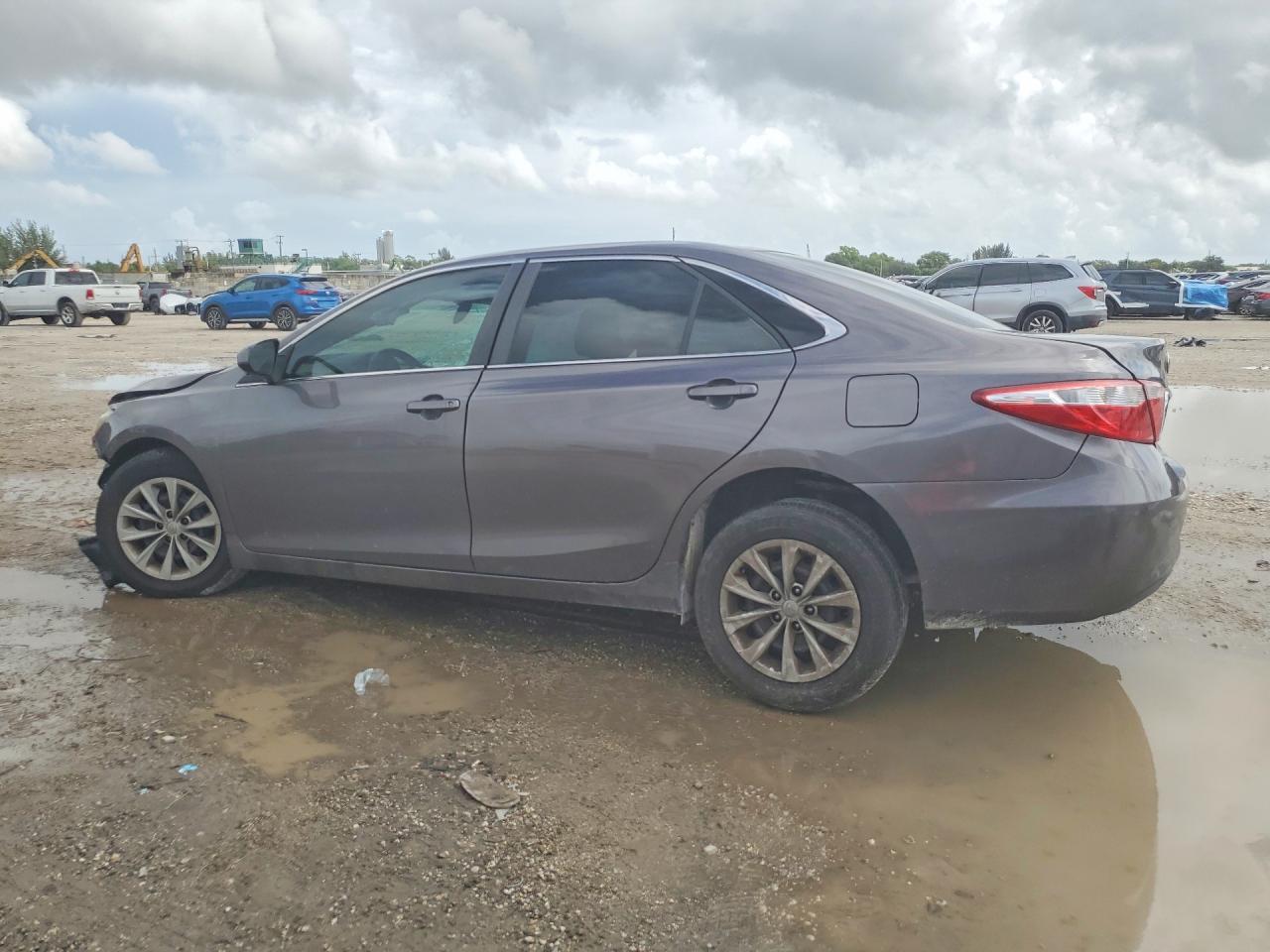 2017 Toyota Camry Le - Фото 2