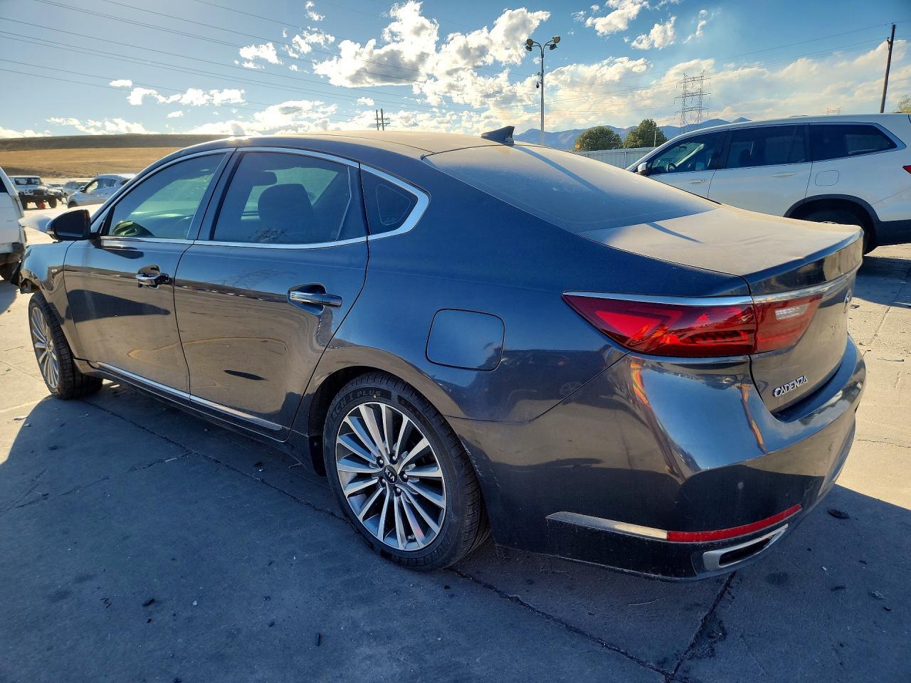 2018 Kia Cadenza Premium - Image 2