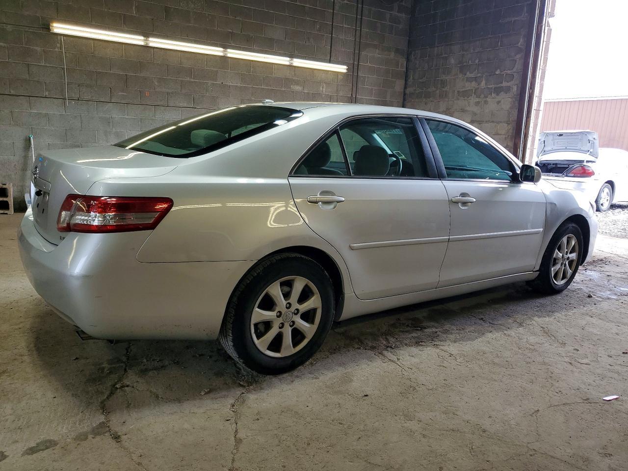 2011 Toyota Camry Le - Фото 3