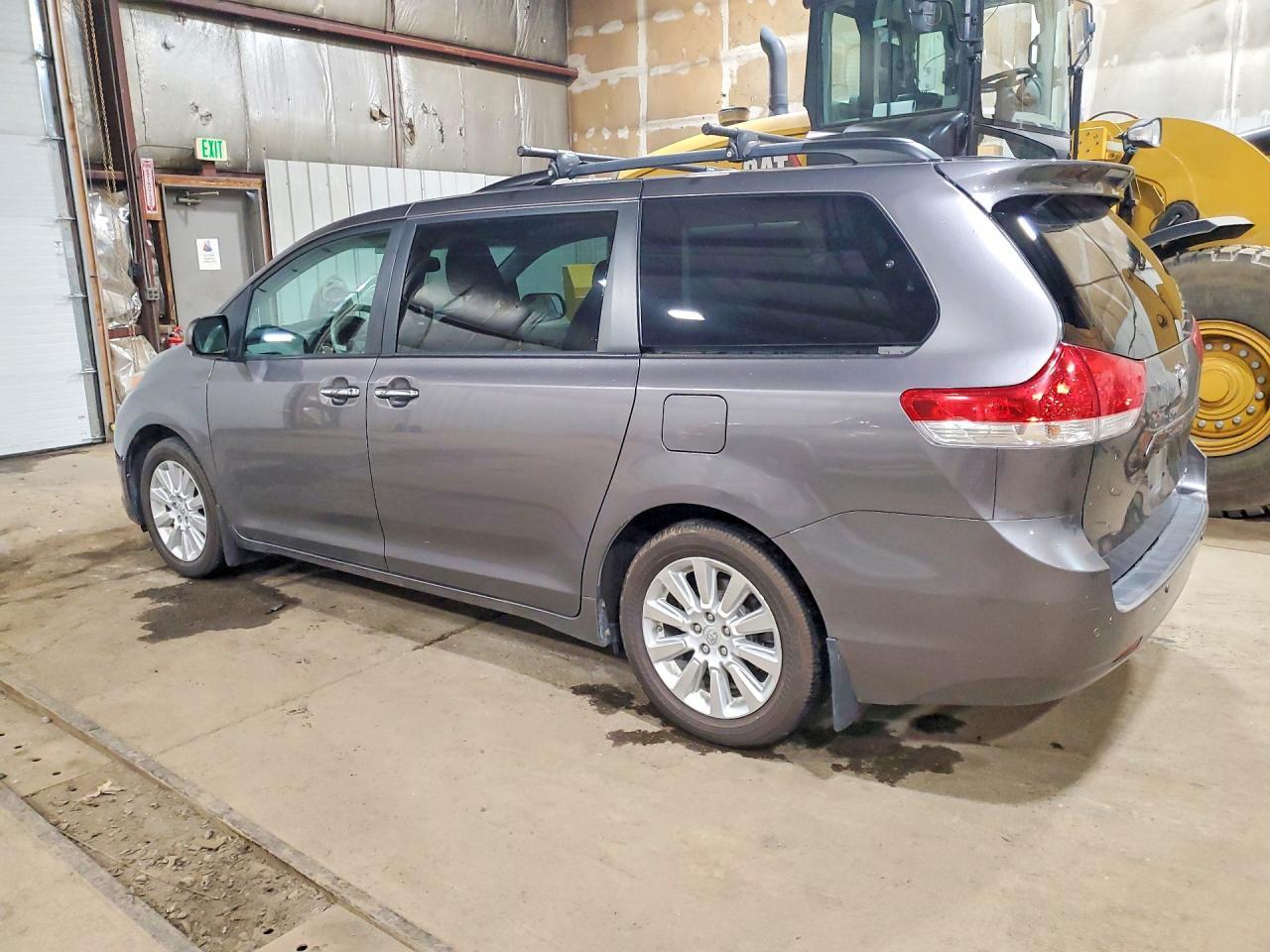 2014 Toyota Sienna - Фото 2