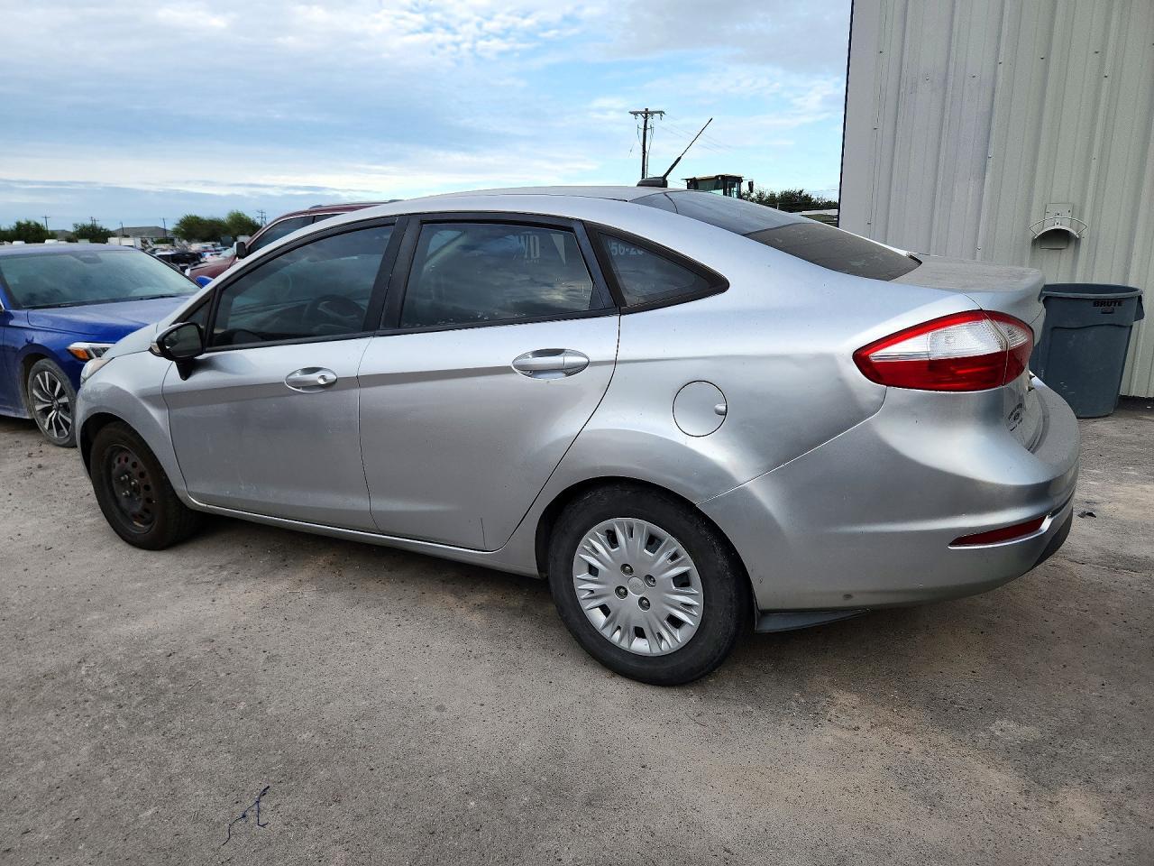 2015 Ford Fiesta S - Фото 2
