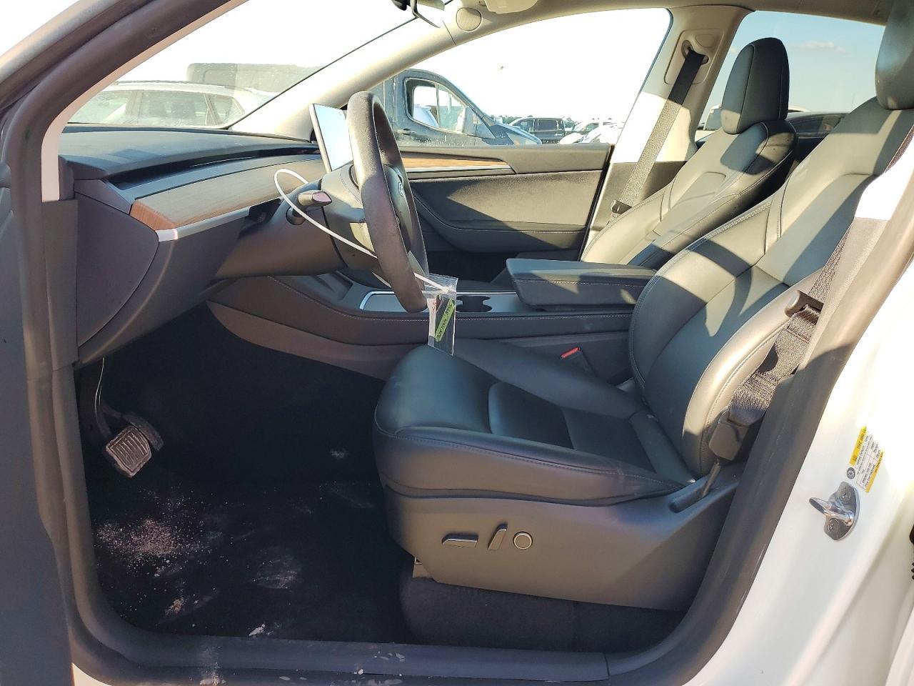 2025 Tesla Model Y - Image 7