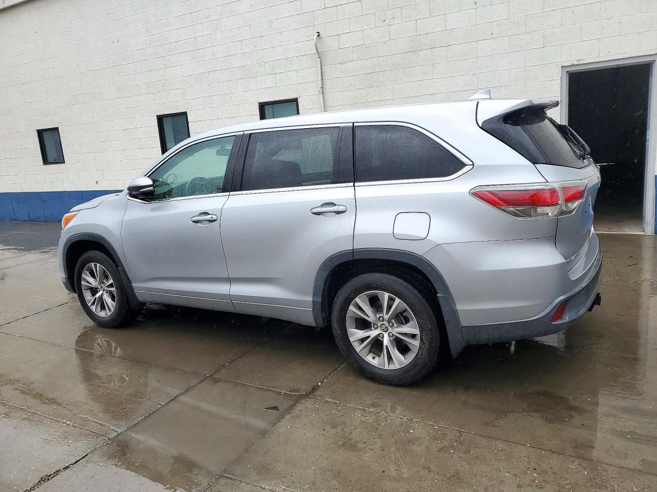 2016 Toyota Highlander Le Plus - Фото 2