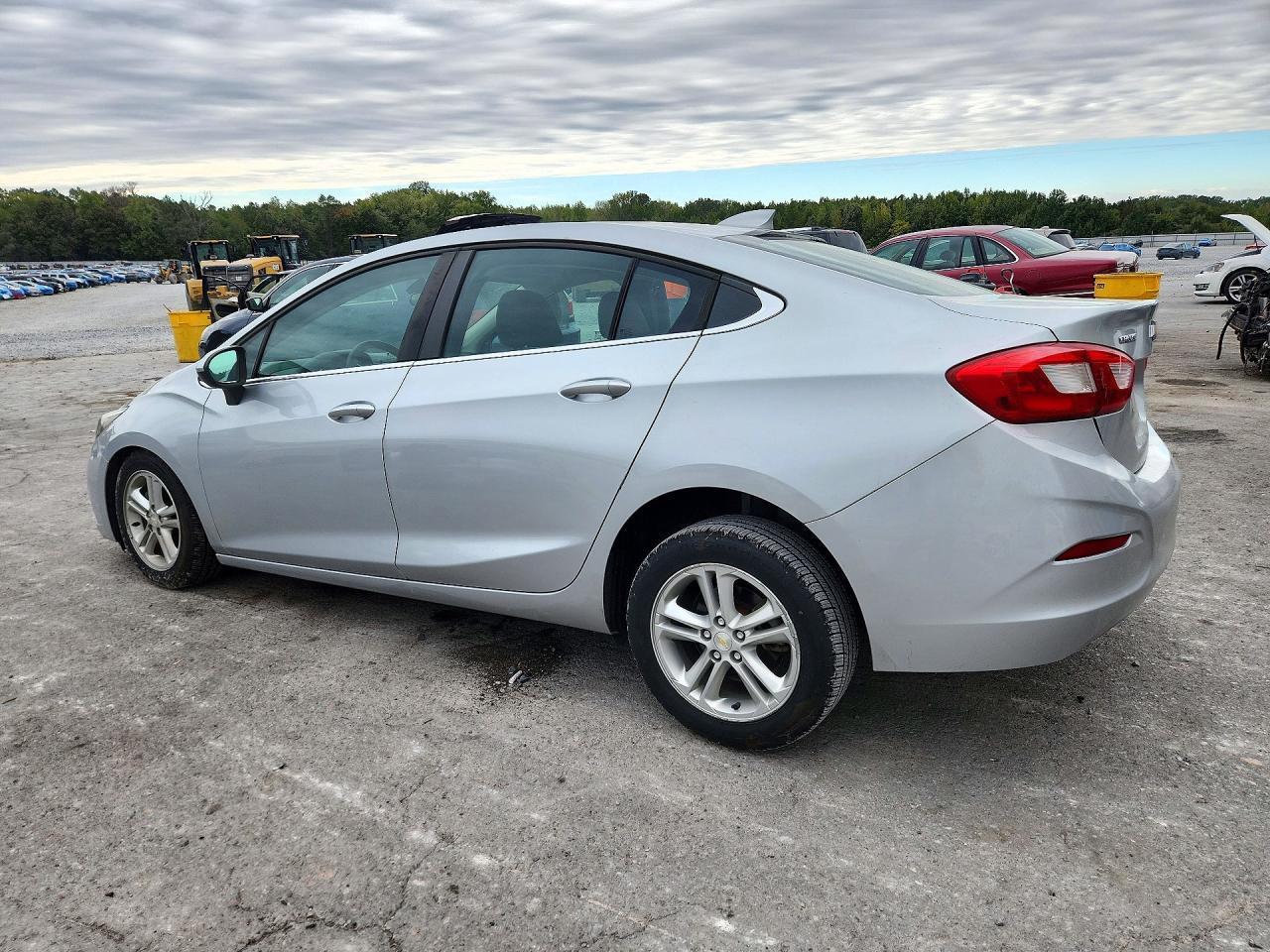 2017 Chevrolet Cruze Lt - Image 2