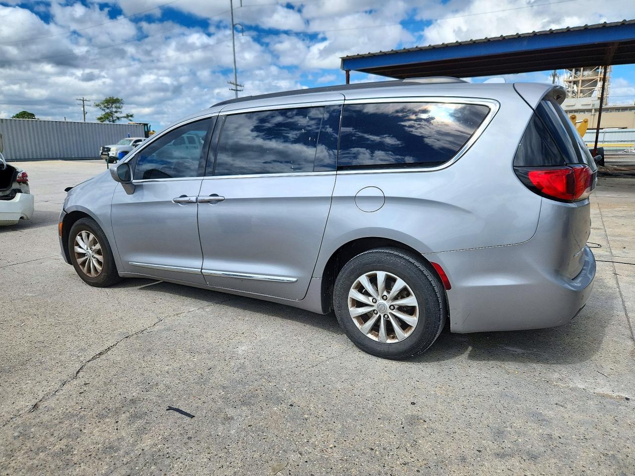 2017 Chrysler Pacifica Touring L - Фото 2
