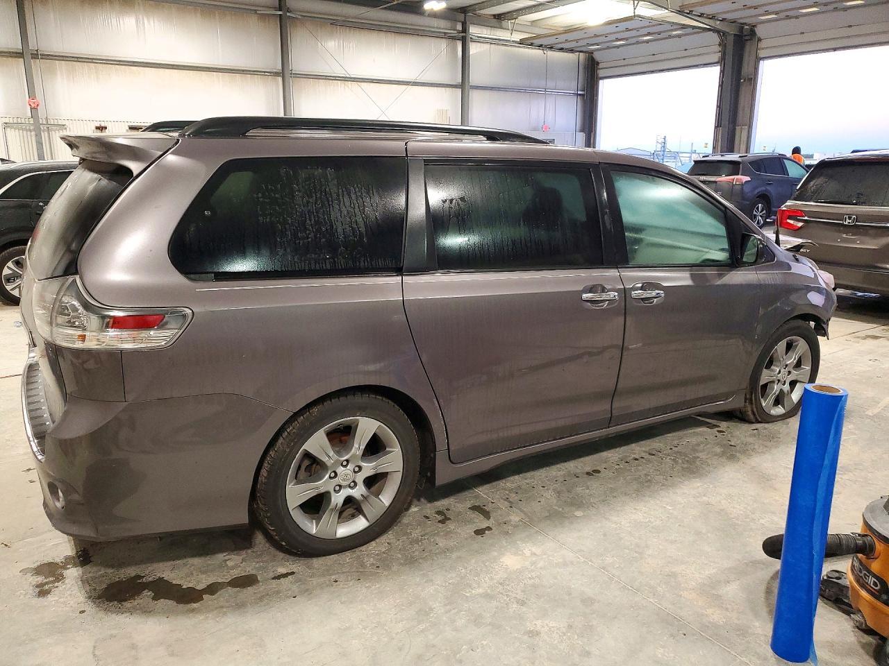 2014 Toyota Sienna Se 8-Passenger - Image 3