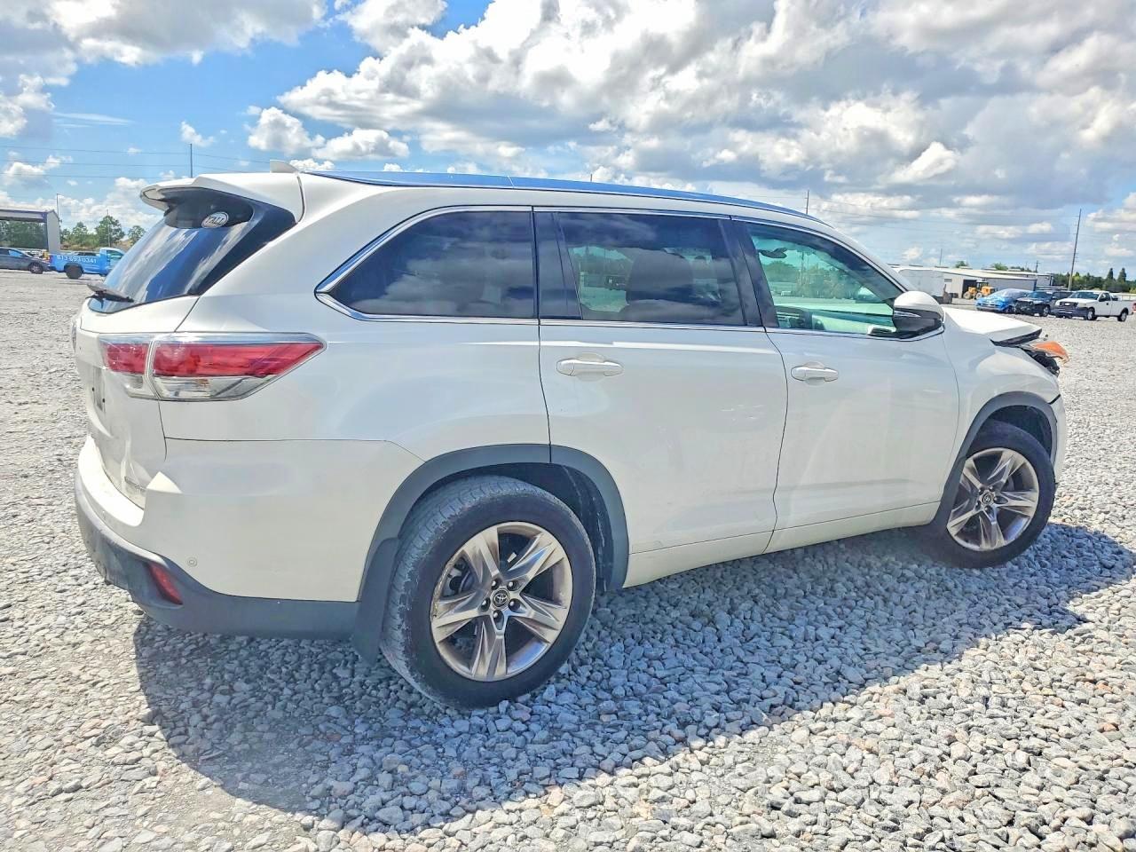 2016 Toyota Highlander Limited Platinum - Image 3
