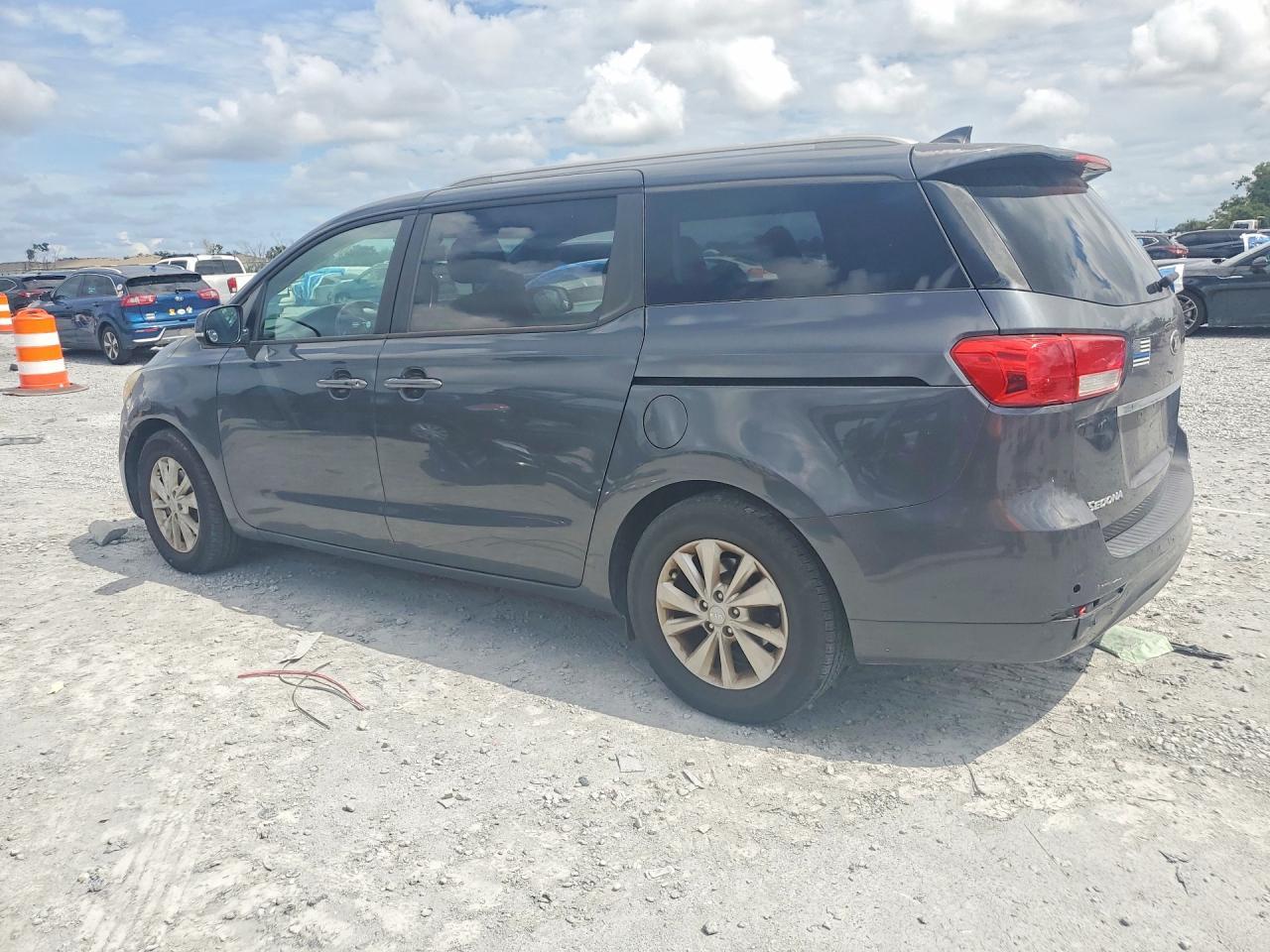 2017 Kia Sedona Lx - Фото 2