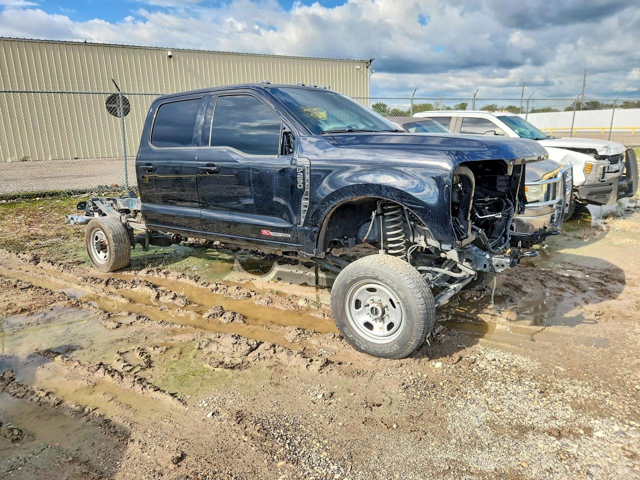 2025 Ford F250 Super Duty - Image 4