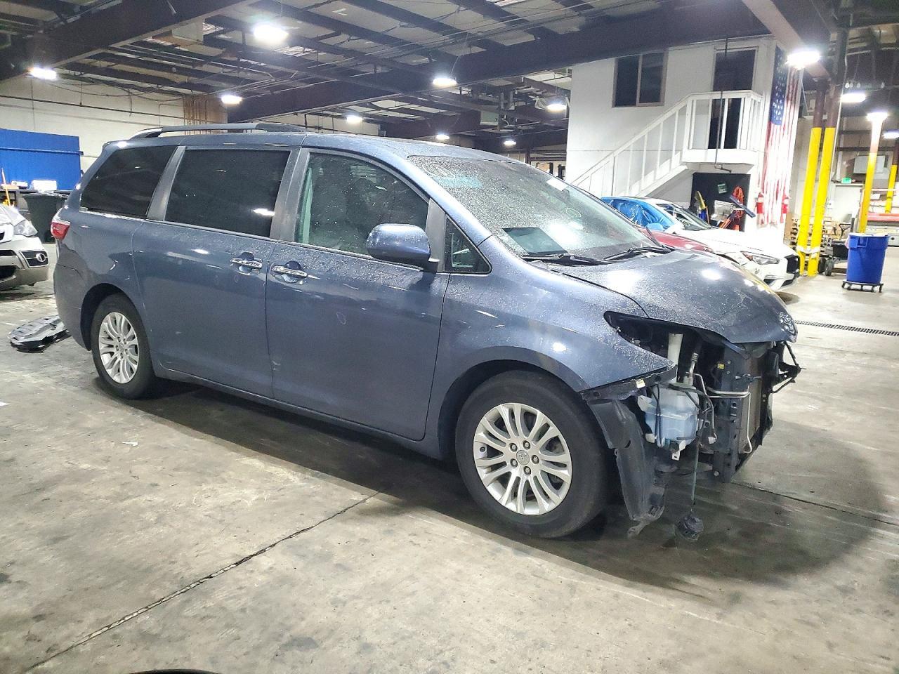 2017 Toyota Sienna Xle 8-Passenger - Image 4