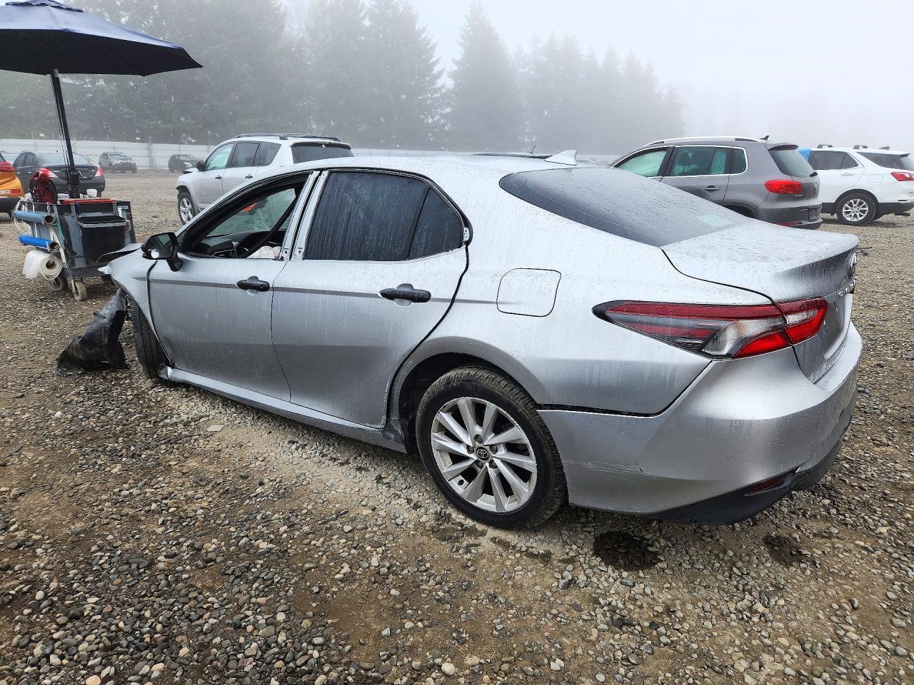2021 Toyota Camry Le - Фото 2