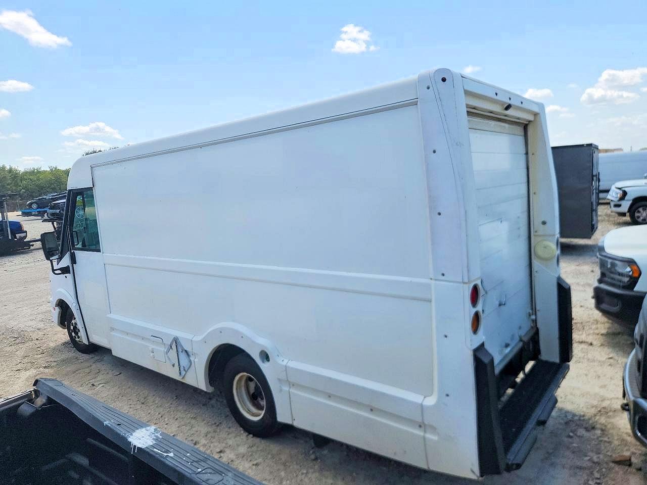 2016 Isuzu Npr - Delivery Van - Фото 2
