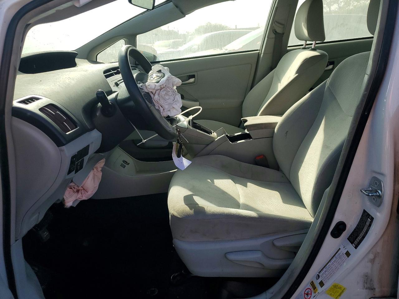 2015 Toyota Prius Two - Фото 7