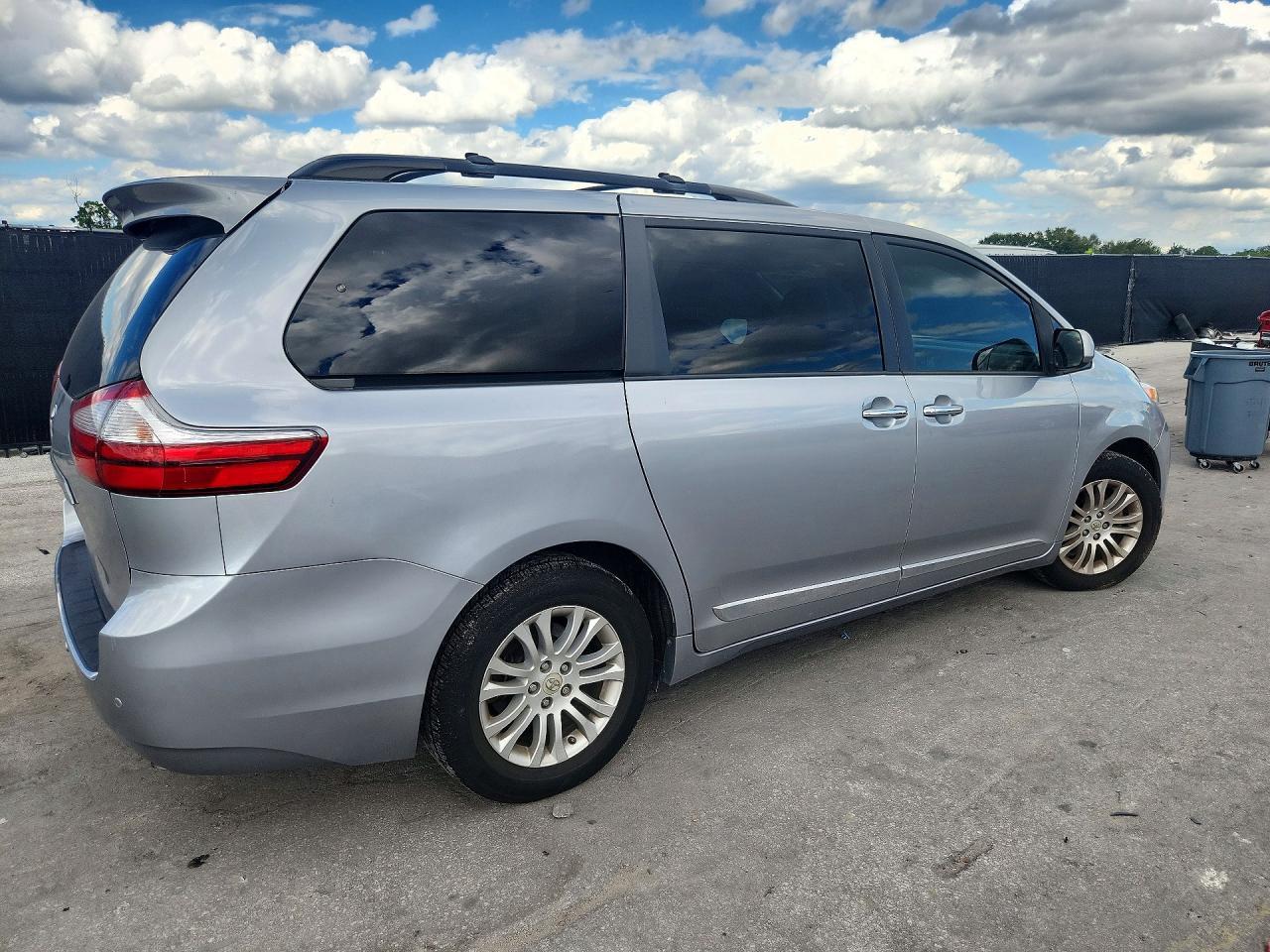 2017 Toyota Sienna Xle 8-Passenger - Image 3