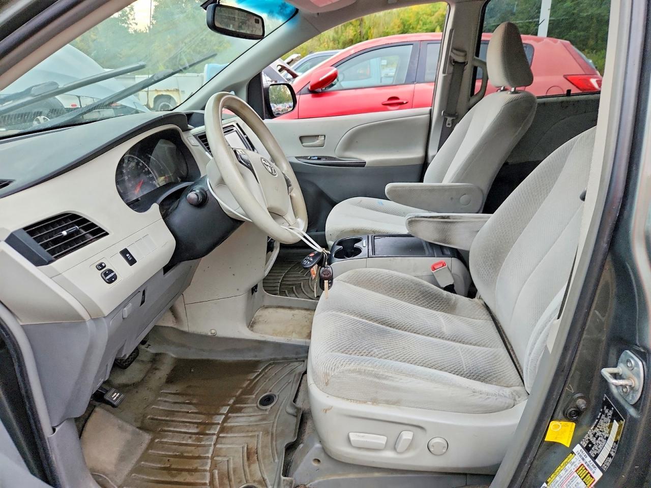 2013 Toyota Sienna Le 7-Passenger - Image 7