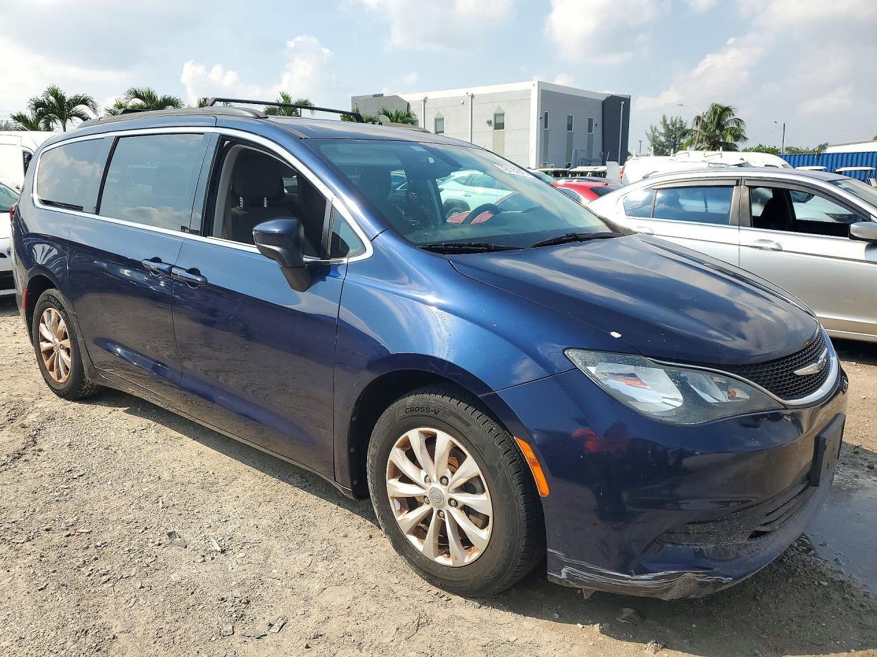 2017 Chrysler Pacifica Touring - Фото 4