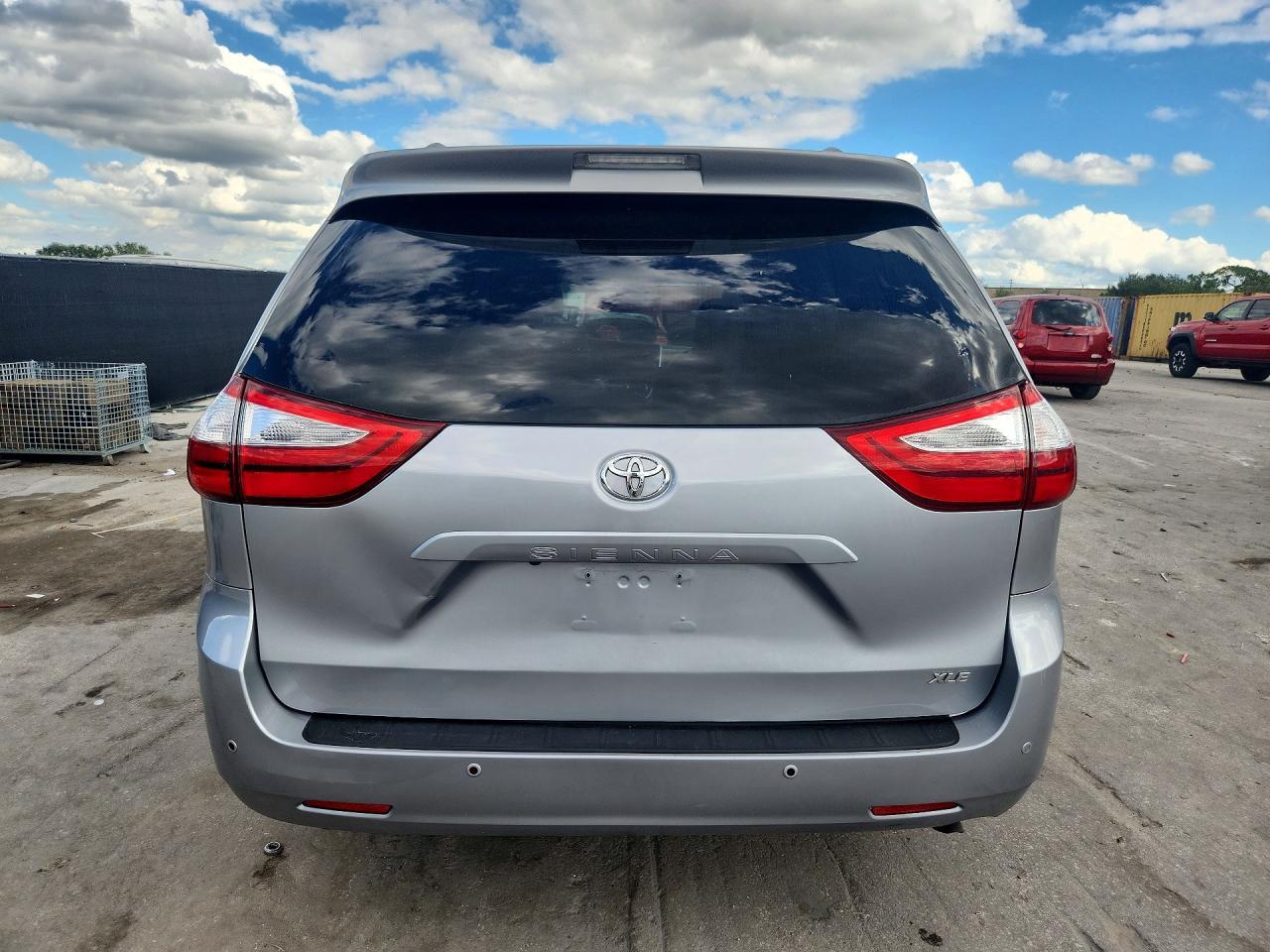 2017 Toyota Sienna Xle 8-Passenger - Image 6
