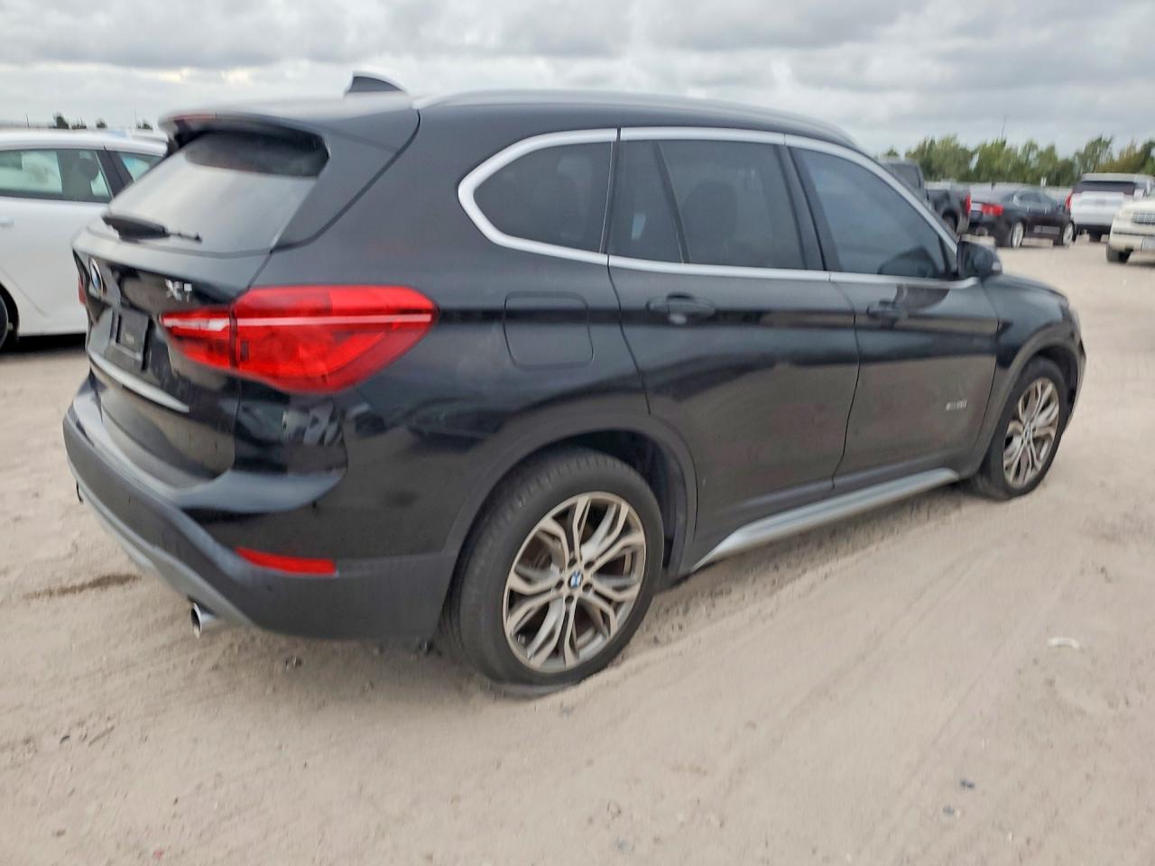 2017 BMW X1 xDrive28I - Фото 3