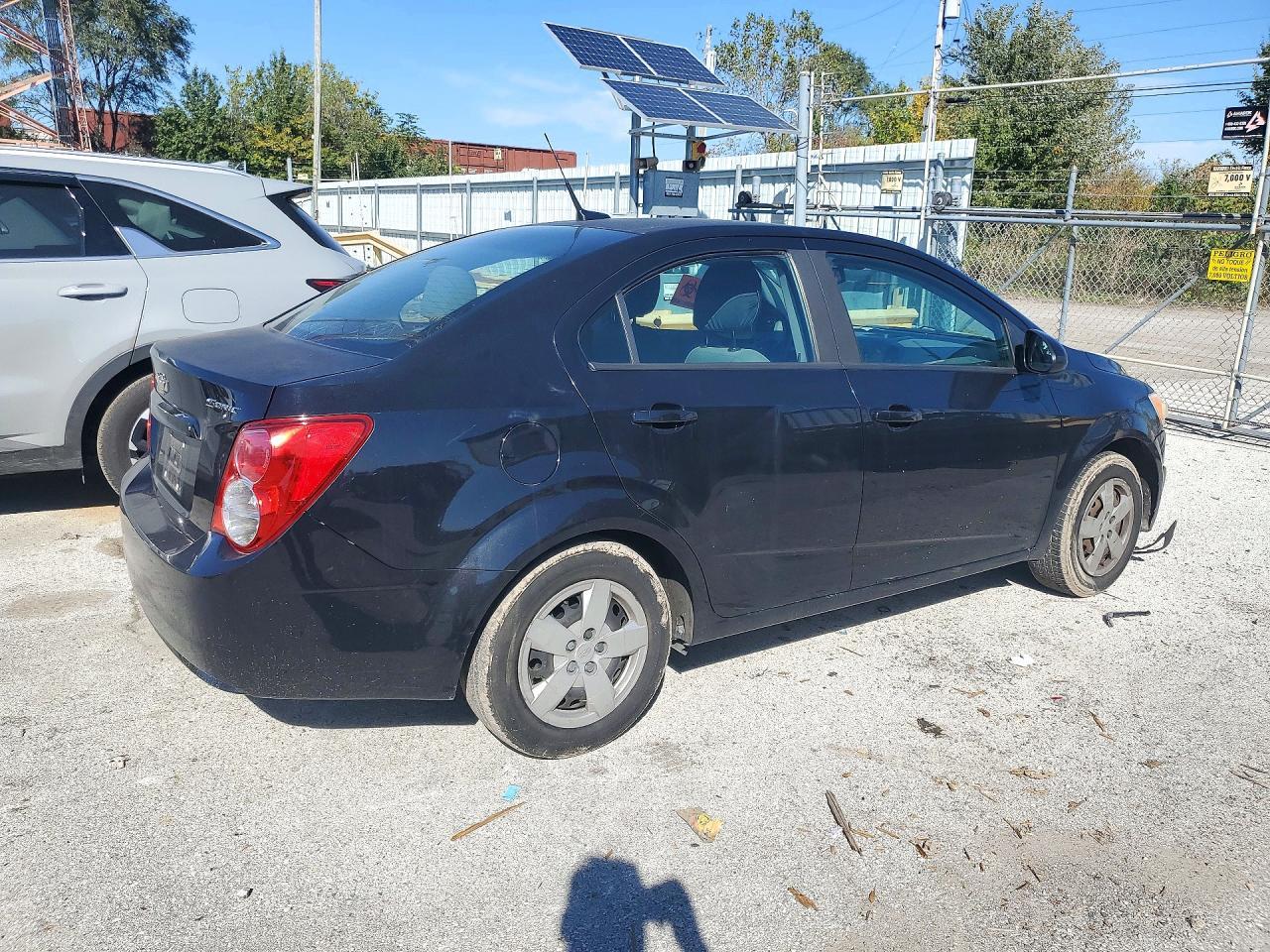 2013 Chevrolet Sonic Ls - Image 3