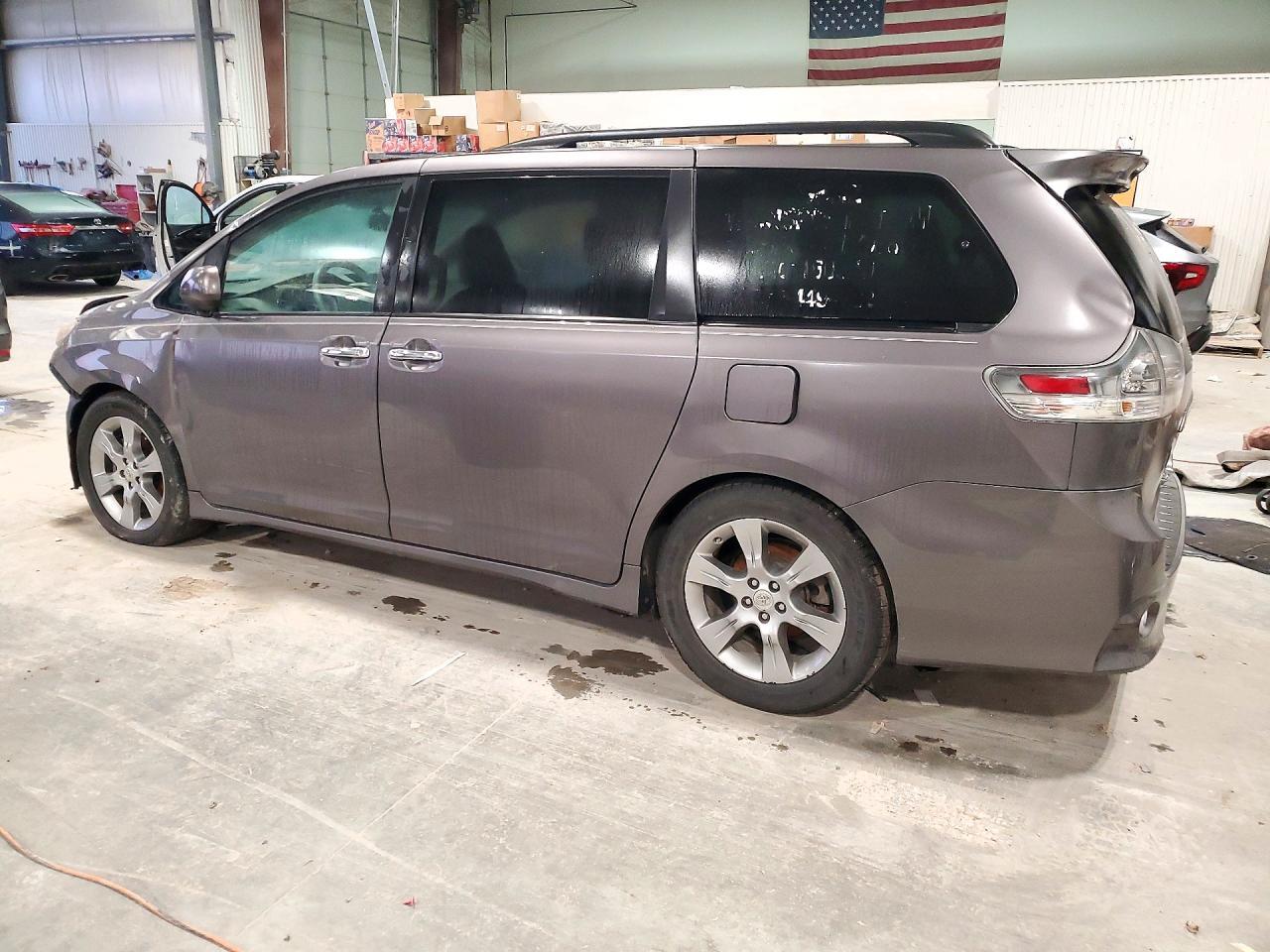 2014 Toyota Sienna Se 8-Passenger - Image 2