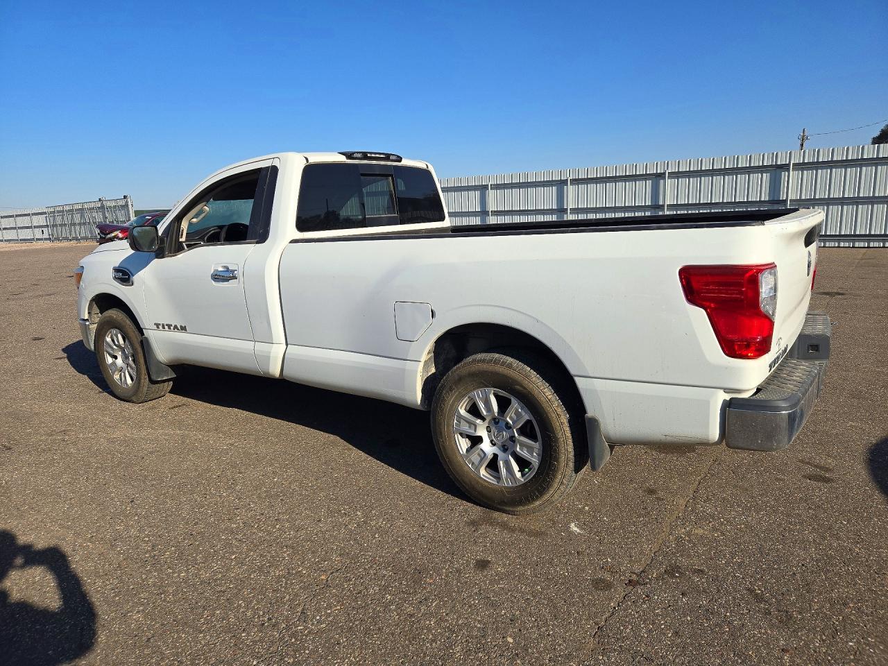 2017 Nissan Titan Sv - Image 2