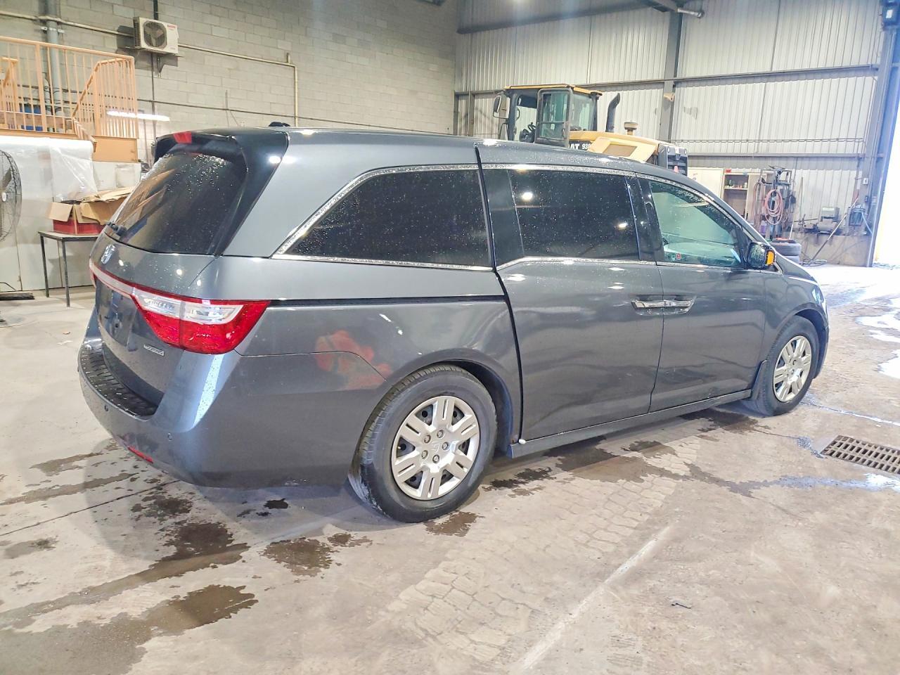 2011 Honda Odyssey Touring - Image 3