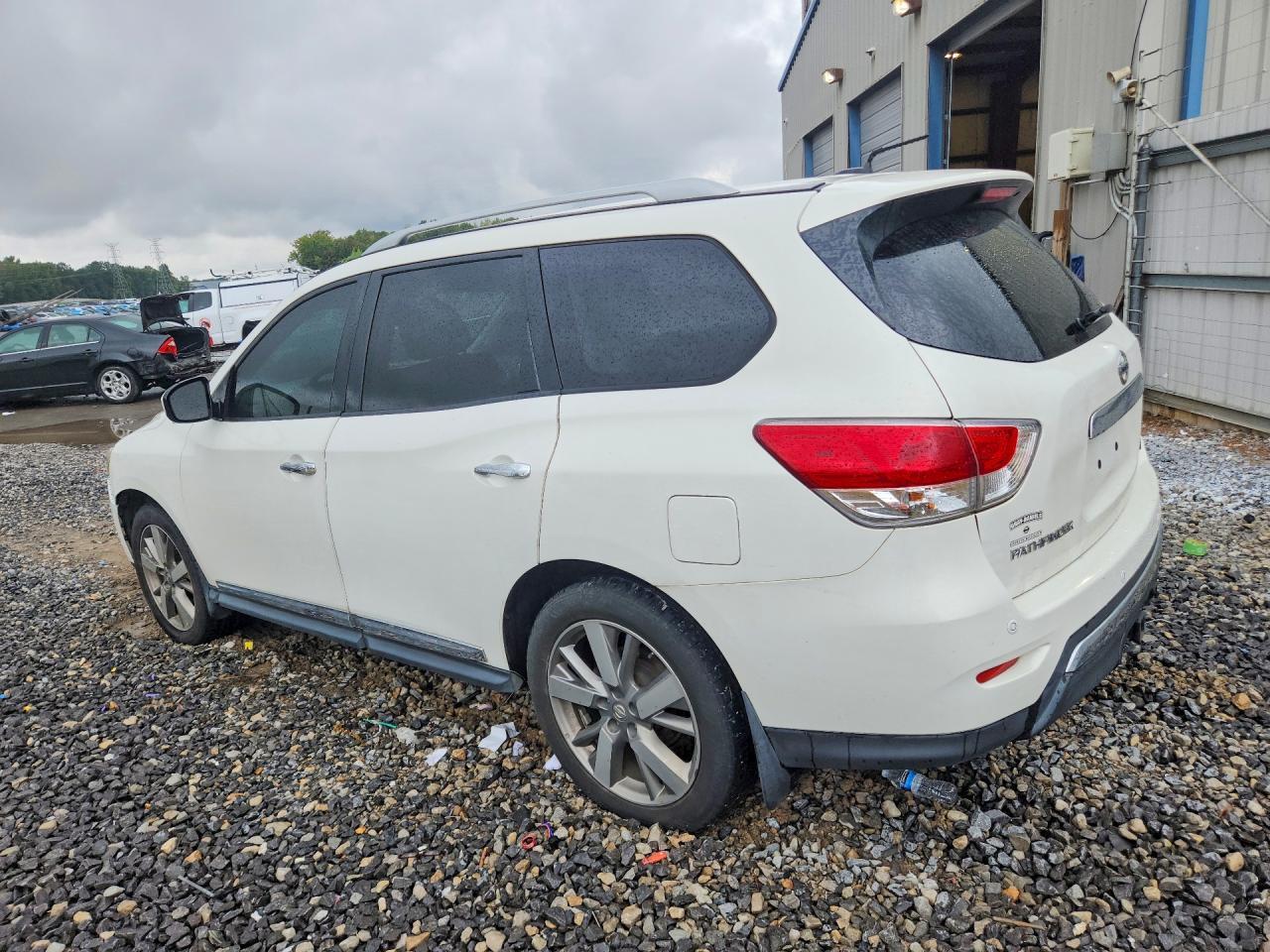 2013 Nissan Pathfinder S - Фото 2