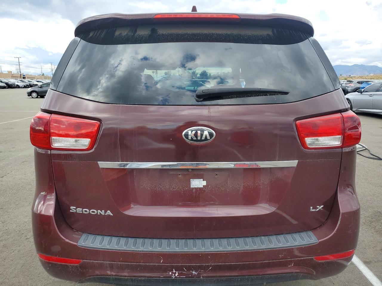 2017 Kia Sedona Lx - Image 6