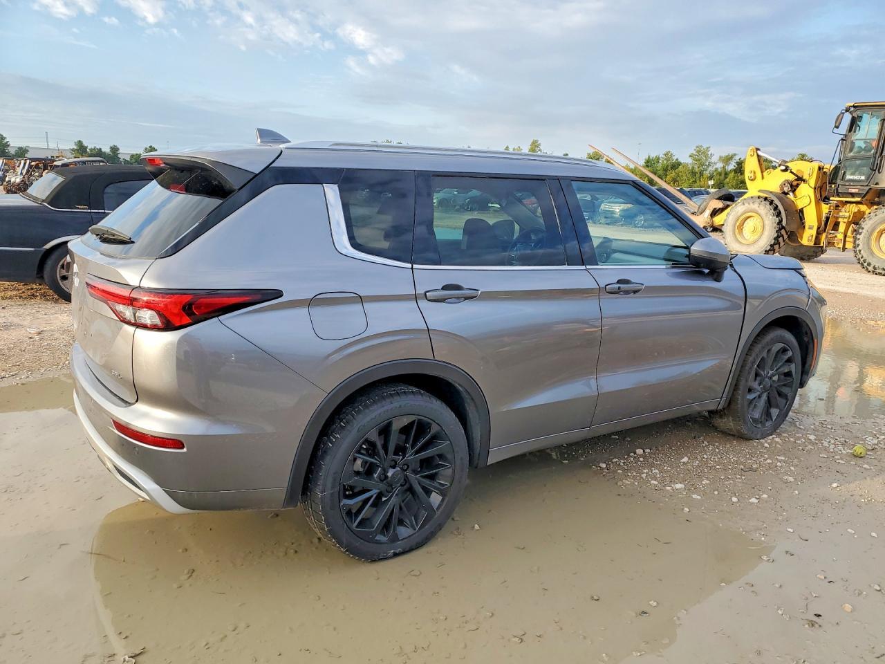2023 Mitsubishi Outlander Sel - Фото 3