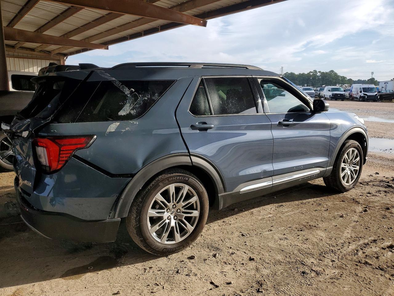 2025 Ford Explorer Active - Фото 3