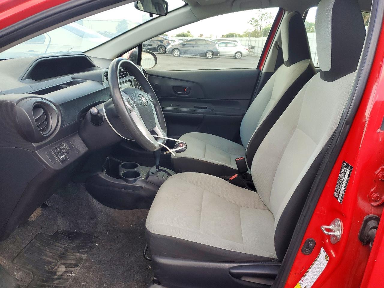 2015 Toyota Prius C One - Фото 7