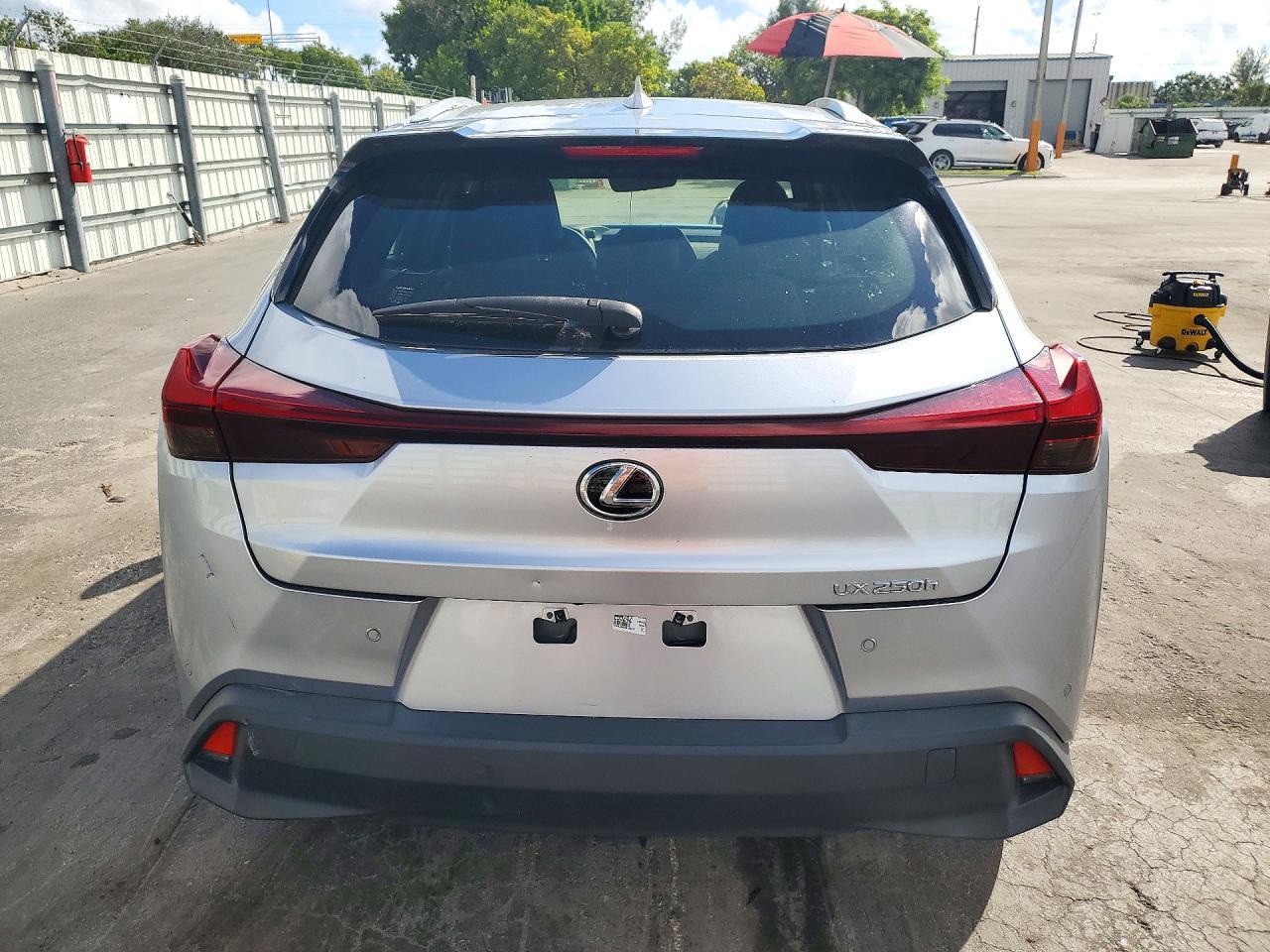 2023 Lexus Ux 250H Premium - Image 6
