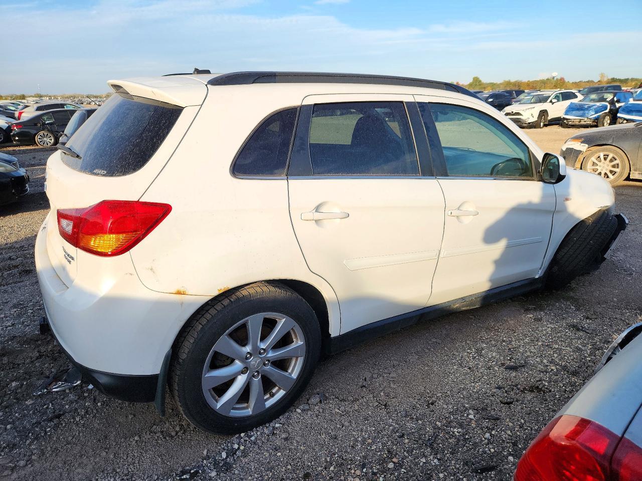 2015 Mitsubishi Outlander Max 650 - Image 3