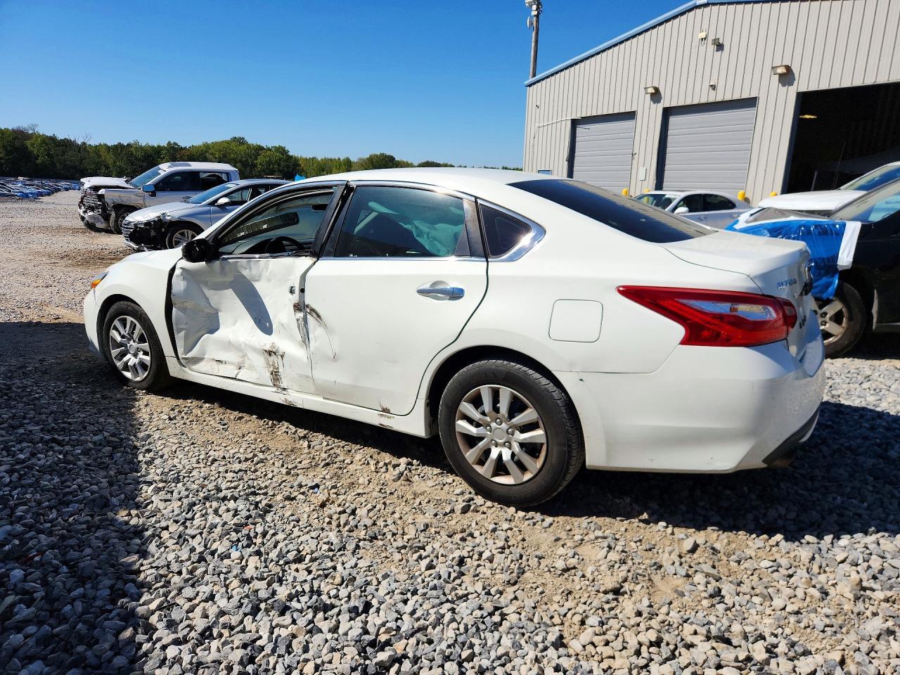 2016 Nissan Altima 2.5 S - Фото 2