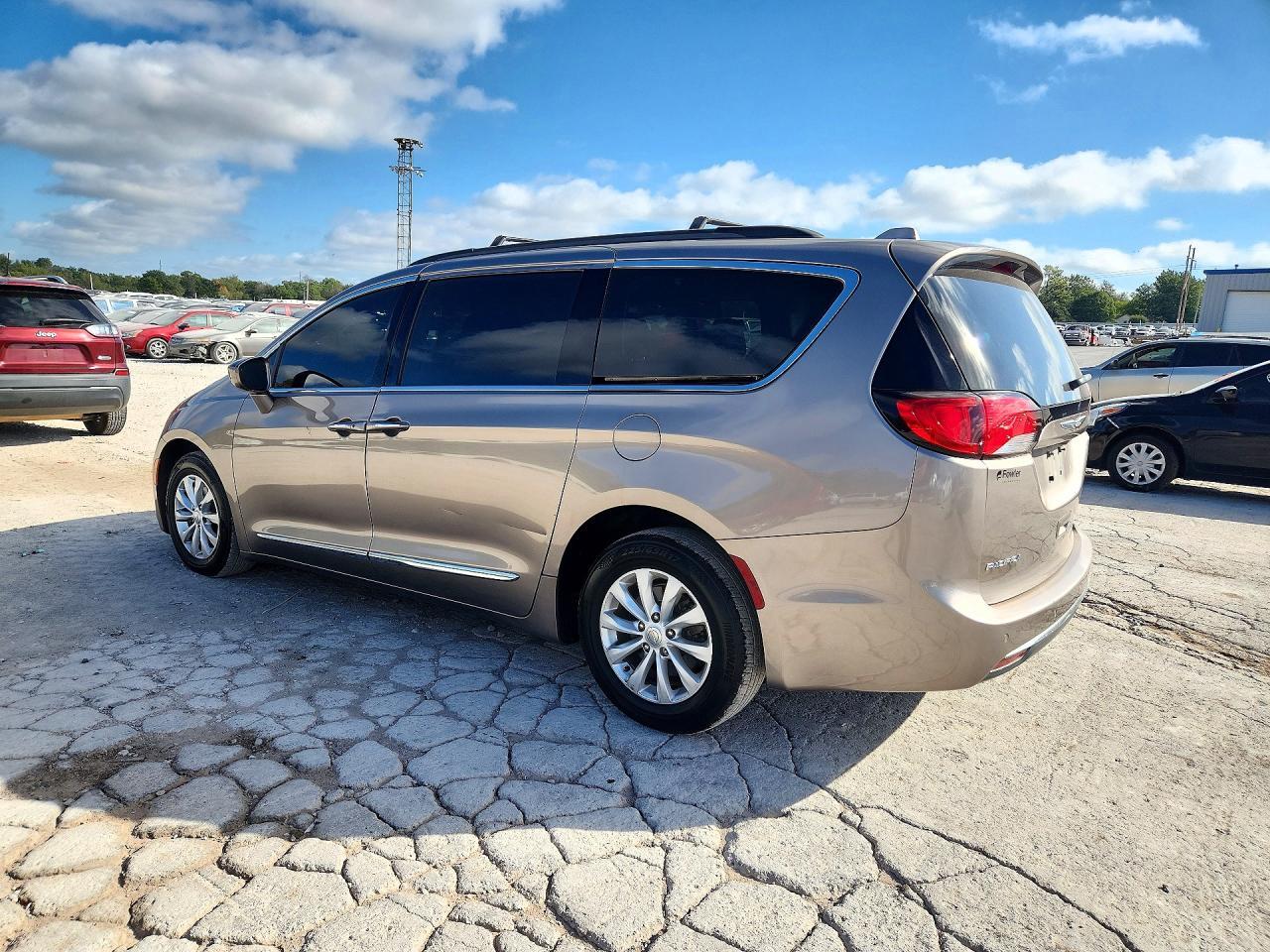 2017 Chrysler Pacifica Touring L - Фото 2